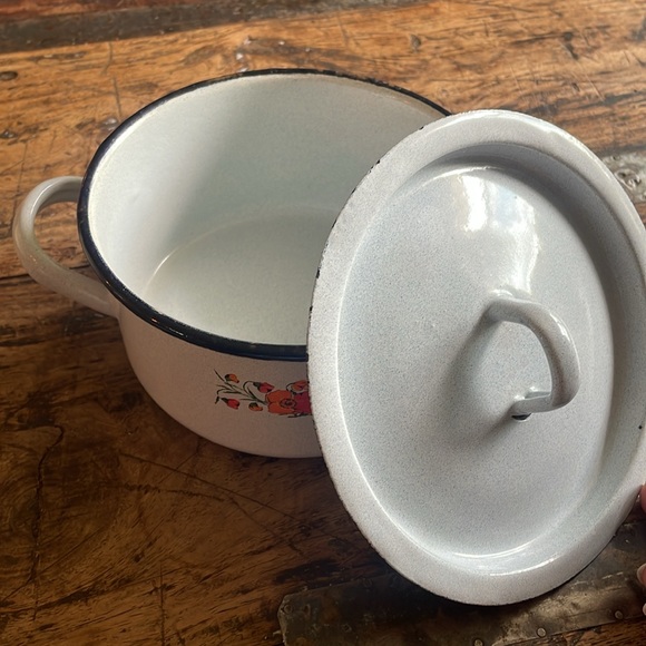 Vintage Floral Enamel Cookware Pot with Lid - Picture 4 of 5